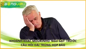 Mourinho 'ngủ gật' trước câu hỏi dài trong họp báo