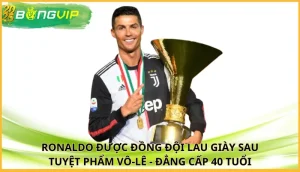 Ronaldo được đồng đội lau giày sau tuyệt phẩm vô-lê